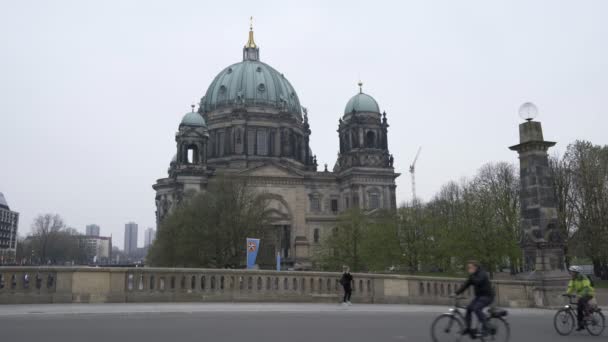 Przejeżdżający Rowerzysta Koło Kościoła Katedralnego Berliner Dom Widziany Mostu Friedrichsbrcke — Wideo stockowe