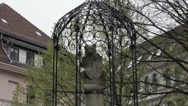 Standbeeld Van Een Beer Buurt Van Nikolaikirche Kerk Berlijn — Stockvideo