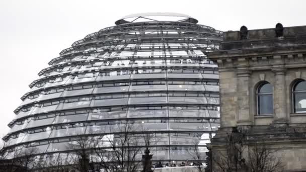 Κορυφαία Γυάλινη Κατασκευή Στην Κορυφή Του Γερμανικού Κοινοβουλίου Στο Βερολίνο — Αρχείο Βίντεο