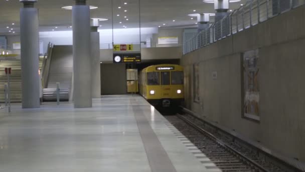 Метро Прибывает Станцию Берлине — стоковое видео