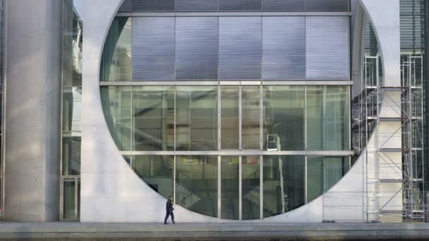 Personas Que Pasan Por Marie Elisabeth Lueders Haus Edificio Ventana — Vídeo de stock