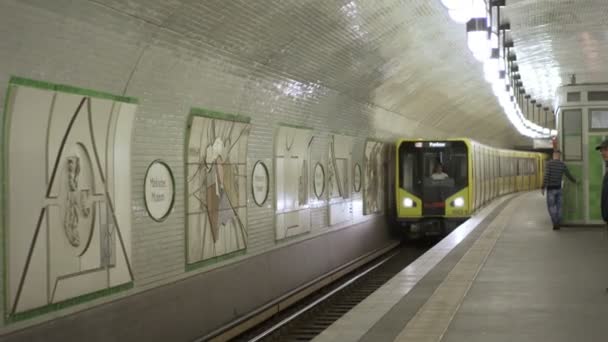 Metro Berlin Deki Istasyona Varıyor — Stok video
