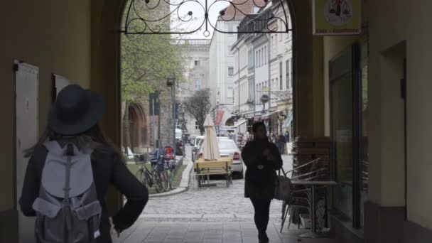 Mujeres Caminando Por Una Entrada Iglesia Nikolaikirche Berlín — Vídeo de stock