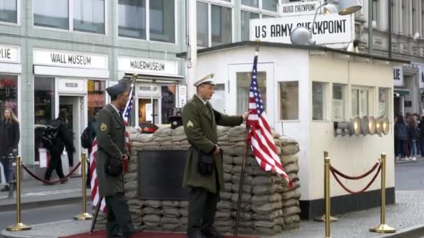 Checkpoint Charlie Berlin Mit Soldaten Uniform Gespräch Mit Touristen — Stockvideo