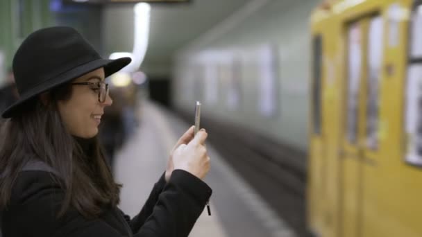 Femme Filmant Métro Arrivant Une Station Berlin — Video