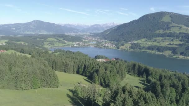 Drone Flyger Allg Tyska Alperna Och Över Gro Alpsee Lake — Stockvideo