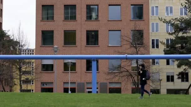 Chica Mujer Caminando Frente Edificios Oficinas Cerca Potsdamer Platz Berlín — Vídeos de Stock