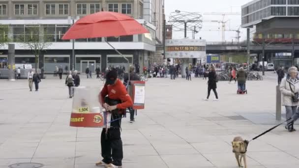 在柏林Alexanderplatz卖热狗的人 — 图库视频影像