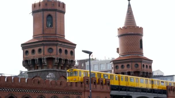 ベルリンのオーバーバウム橋を通過する黄色の典型的なベルリンの路面電車の地下鉄曇りの日 — ストック動画