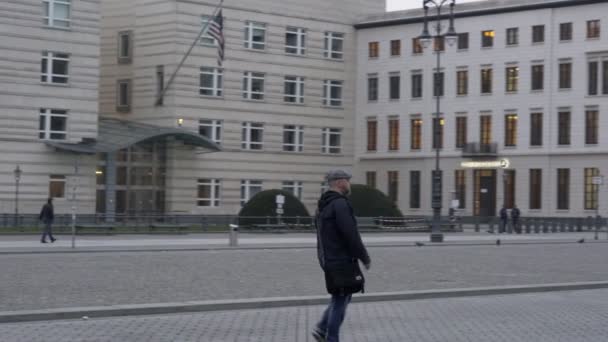 Berlin Deki Brandenburg Kapısı Nın Yanında Yürüyen Kişi — Stok video