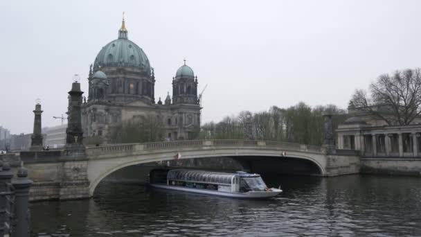 Boot Passeren Berliner Dom Kathedraal Kerk Alte Nationalsgalerie Museum — Stockvideo