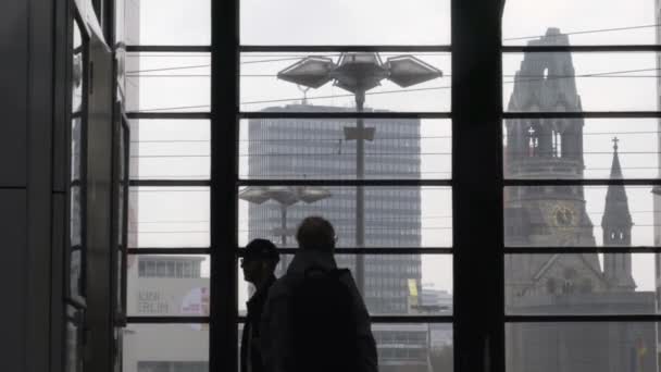 Osoba Místní Nebo Turistické Při Pohledu Kaiser Wilhelm Memorial Church — Stock video