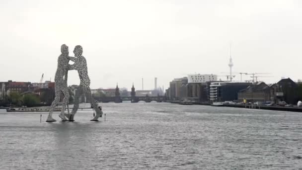 Patung Manusia Molekul Sungai Spree Pada Hari Berawan Berlin — Stok Video