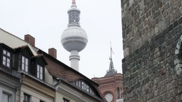Βερολίνο Τηλεόραση Πύργος Μια Συννεφιασμένη Μέρα Φαίνεται Από Nikolaikirche Εκκλησία — Αρχείο Βίντεο