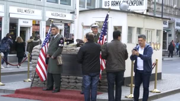 Checkpoint Charlie Berlin Mit Soldaten Uniform Gespräch Mit Touristen — Stockvideo