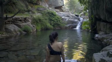 Arouca Serra da Freita, Portekiz 'deki Drave şelalesindeki kadın.