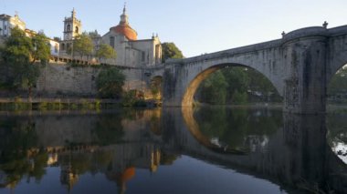 Portekiz 'de Ponte Sao Goncalo köprüsü manzaralı