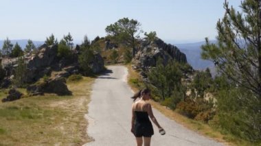 Arouca Serra da Freita Dağı, Portekiz 'de köpeğiyle yürüyen bir kadın.