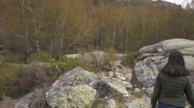 Portekiz, Serra da Estrela 'da Kovao d Ametade' de kadın gezgin.