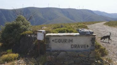 Portekiz, Arouca Serra da Freita 'daki Drave ve Gourim' e giden yol