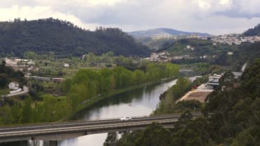 Portekiz 'in dağından Penacova şehrinin manzarası