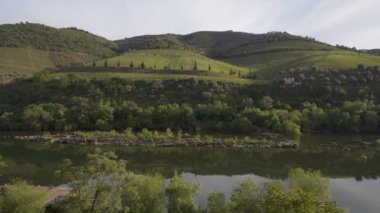 Portekiz 'de Tua nehri ile Foz Tua şarap bölgesi