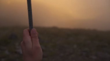 Portekiz 'de gün batımında Lousa Baloico' da bir kadın eli sallanıyor.