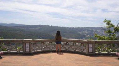 Portekiz Oliveira de Azemeis 'deki La Salette Park' ta bir kadın.