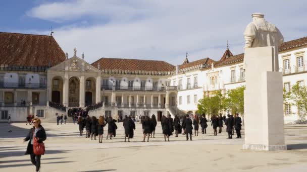 Φοιτητές Του Πανεπιστημίου Coimbra Ρίχνουν Παραδοσιακές Κάπες Στον Αέρα Πορτογαλία — Αρχείο Βίντεο