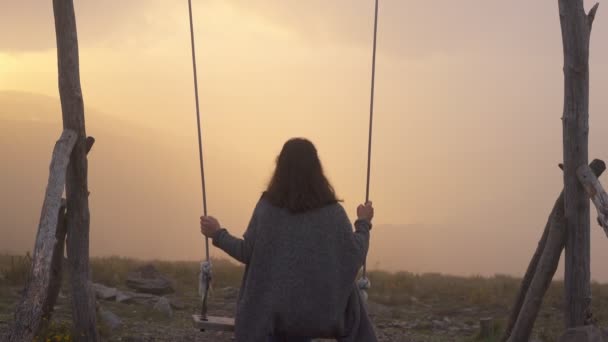 Femme Balançant Sur Une Balançoire Lousa Baloico Coucher Soleil Portugal — Video