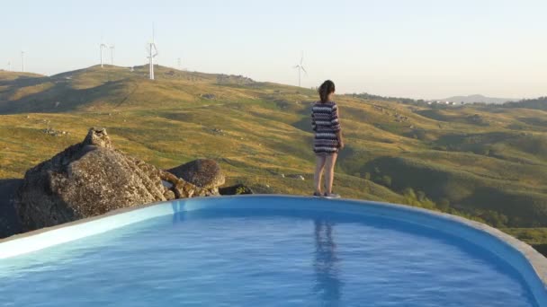 Mulher Casa Penedo Boulder Piscina Com Vista Para Paisagem Das — Vídeo de Stock