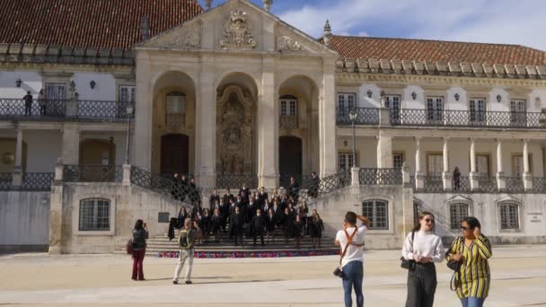 Фотограф Фотографирует Студентов Коимбрского Университета Бросающих Традиционные Плащи Воздух Португалия — стоковое видео