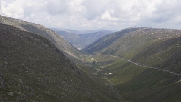 葡萄牙Serra Estrela的Vale Glaciar Zezere山谷 — 图库视频影像