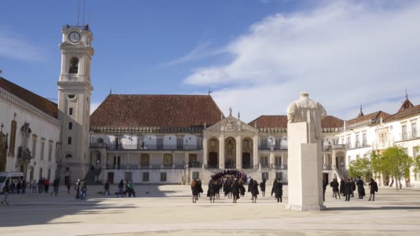 Coimbra Üniversitesi Öğrencileri Geleneksel Pelerinleri Havaya Fırlatıyor Portekiz — Stok video