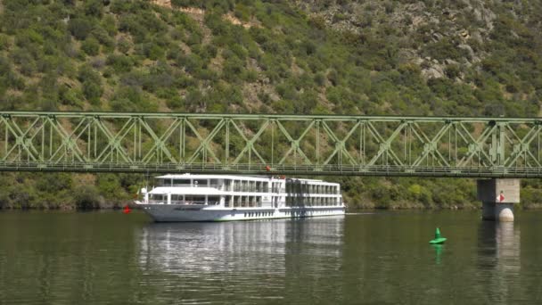 Båtar Passerar Järnvägsbron Douro Regionen Ferradosa Portugal — Stockvideo