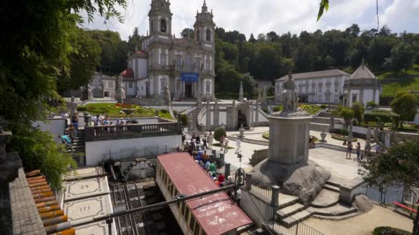 Turistas Que Vêm Num Funicular Santuario Bom Jesus Sanctuary Braga — Vídeo de Stock