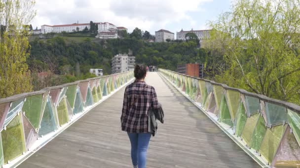 Kvinna Resenär Promenader Stadsbro Coimbra Portugal — Stockvideo