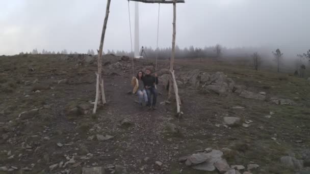 Romantisch Koppel Swing Baloico Lousa Mountain Portugal Bij Zonsondergang — Stockvideo
