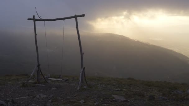 Baloico Schaukeln Lousa Gebirge Portugal Bei Sonnenuntergang — Stockvideo