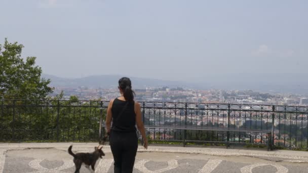 Frau Mit Hund Auf Dem Aussichtspunkt Des Bom Jesus Heiligtums — Stockvideo