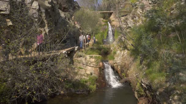 ポルトガルのヴィラ レイにあるペネド ファラド パサディコの歩道滝 — ストック動画