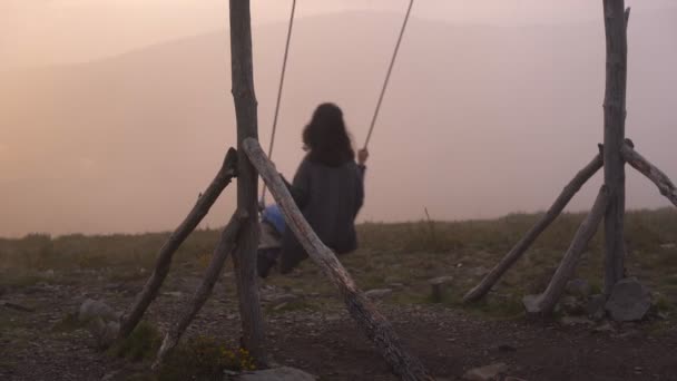 Mujer Balanceándose Columpio Lousa Baloico Atardecer Portugal — Vídeo de stock