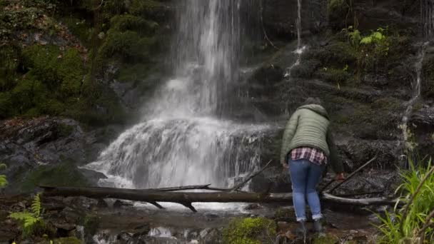 Podróżująca Kobieta Wodospadzie Gondramaz Portugal — Wideo stockowe