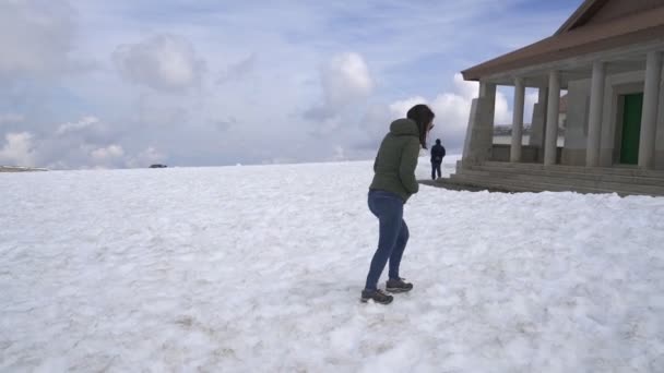 Podróżująca Kobieta Śnieg Torre Serra Estrela Portugal — Wideo stockowe