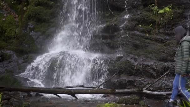 スローモーションで滝の上の女性旅行者 Gondramaz Portugal — ストック動画