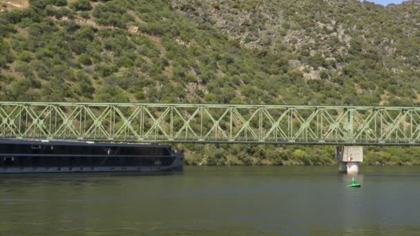 Barcos Que Pasan Por Puente Ferroviario Región Del Duero Ferradosa — Vídeo de stock