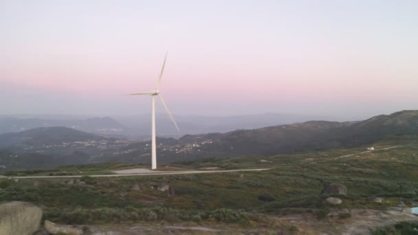 葡萄牙Fafe的Casa Penedo无人驾驶飞机与风力涡轮机联播 — 图库视频影像