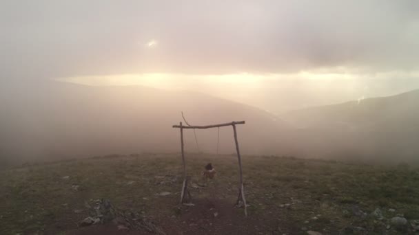 Vrouw Swing Baloico Lousa Mountain Portugal Bij Zonsondergang — Stockvideo