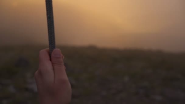Frauenhand Schwingt Auf Einer Schaukel Lousa Baloico Bei Sonnenuntergang Portugal — Stockvideo