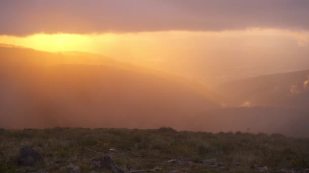 Baloico Schaukeln Lousa Gebirge Portugal Bei Sonnenuntergang — Stockvideo